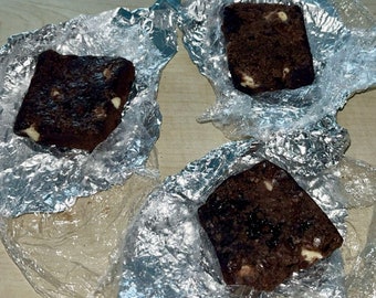3x brownies de chocolate dulce con chispas de chocolate blanco (infusión de “manzanilla”) para ayudar a dormir
