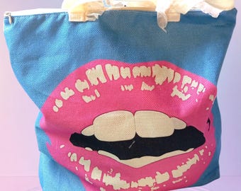 Pop art stoffen tas met ruches op de handvatten – Handgemaakte tas met ritssluiting, 2 binnenzakken, lipprint – Mad House Creazioni