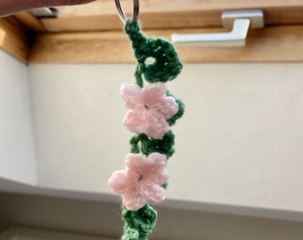 Porte-clés au crochet, fait à la main, brin de feuilles avec fleurs, roses, vert et rose, crocheté, ambiance cottage core