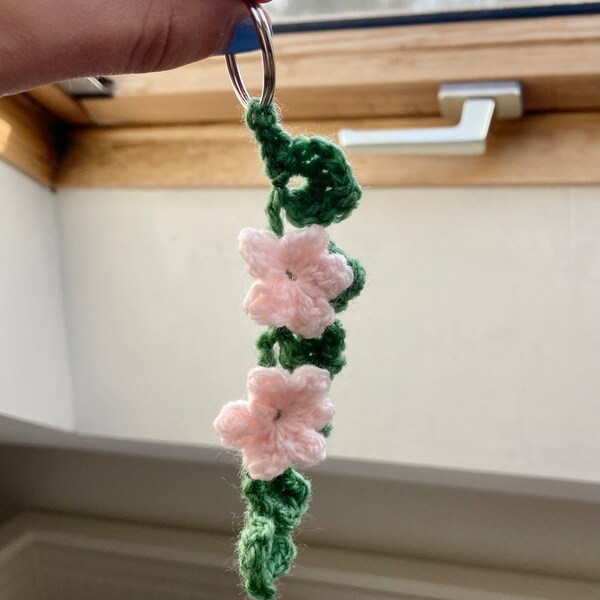 Porte-clés au crochet, fait à la main, brin de feuilles avec fleurs, roses, vert et rose, crocheté, ambiance cottage core