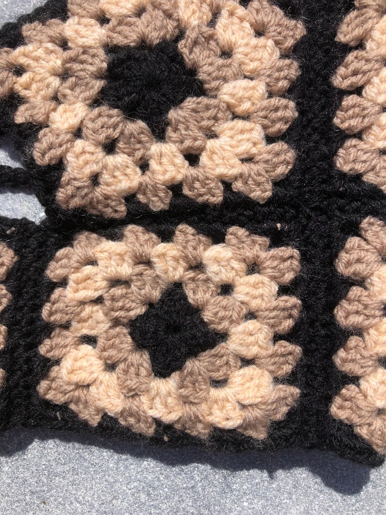 Haut dos nu carré grand-mère au crochet, noir et marron, doublé de tissu noir soyeux, lien à nouer dans le dos, fait main avec amour image 2