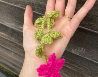 Porte-clés fleur au crochet, fait main, 2 brins de feuilles avec fleurs de cerisier, vert et rose vif, crocheté, ambiance cottage, porte-clé floral