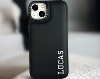 Gepersonaliseerde zwarte iPhone-hoes: aangepaste naam, beschermende camera-uitsparingen