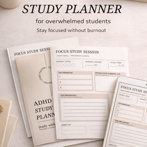 Könnte beinhalten: ADHS-Studienplaner mit dem Text "ADHD STUDY PLANNER for overwhelmed students Stay focused without burnout." Der Planer enthält Seiten für Fokus-Studien-Sitzungen, Aufgabenaufteilungen und eine Erledigt-Liste. Eine Tasse Kaffee und ein Stift sind ebenfalls im Bild.