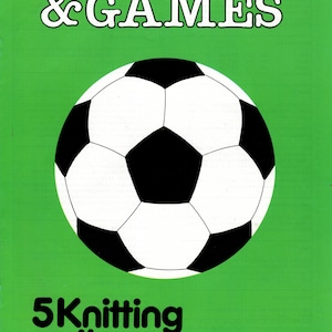 Könnte beinhalten: Ein grüner Buchumschlag mit dem Titel "SPORTS & GAMES" in weißer Schrift. Auf dem Umschlag ist ein schwarz-weißer Fußball abgebildet. Der Text "5 Knitting patterns" ist in schwarzer Schrift mit weißem Rand. Der Text "BY GARY KENNEDY (INTARSIA)" steht in kleinerer schwarzer Schrift unter dem Titel.
