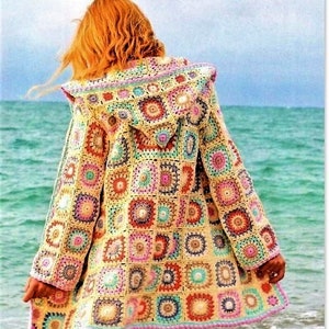 Könnte beinhalten: Eine bunte gehäkelte Kapuzenjacke mit Patchwork-Design, die aus Quadraten in verschiedenen Rosatönen, Gelb, Blau und Grün besteht.