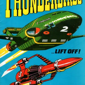Può includere: Una copertina di un libretto vintage con i personaggi iconici dei Thunderbirds. La copertina presenta un'illustrazione verde e gialla di Thunderbird 2, un'astronave futuristica, con il testo "Thunderbirds" in grandi lettere gialle. La copertina include anche il testo "Lift Off!" e "9 Knitting Patterns by Gary Kennedy (Intarsia)".