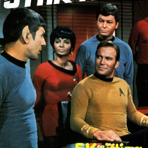 Puede incluir: Un libro de patrones de tejido de punto con temática de Star Trek con cinco patrones de tejido de punto. La portada presenta al elenco de Star Trek con sus uniformes icónicos.