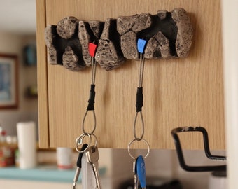 Porte-clés d'escalade Cadeaux d'alpinistes Cadeau pour lui et pour elle-même Cadeau d'explorateur des montagnes en souvenir Porte-clés inclus Décoré à la main Peint