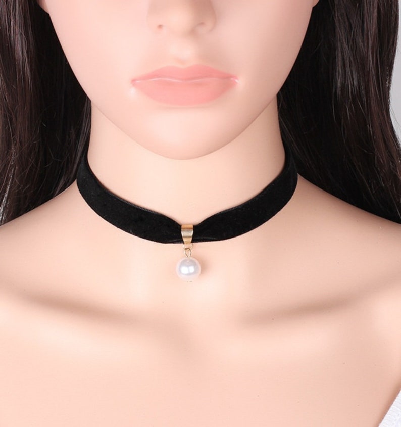 Vintage Pearl Choker: Short Black Velvet Collar Necklace image 2