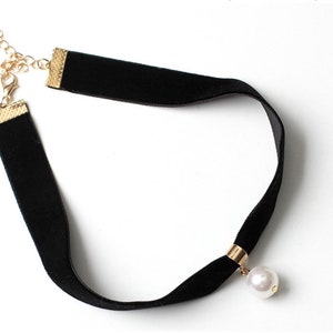 Vintage Pearl Choker: Short Black Velvet Collar Necklace image 4