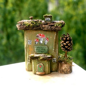 Miniatura di casa delle fate personalizzata e stravagante / Decorazione di cottage in legno fatta a mano / Accessorio unico per il giardino delle fate / Fungo Amanita