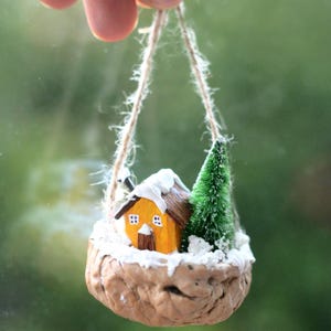 Adorno de aldea invernal de cáscara de nogal: casita navideña pequeña, decoración rústica