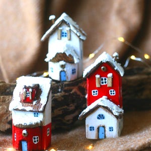 Vila de inverno de madeira feita à mão: casas rústicas de Natal em miniatura