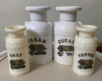 Plastiques, Inc. Milk Can Condiments Milchkännchen, Zucker, Salz und Pfeffer Set, 70er Jahre Vintage