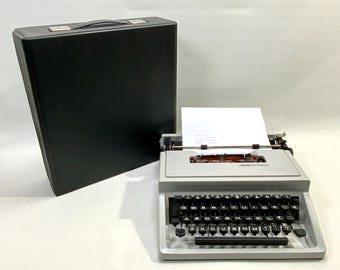 Olivetti Lettera 31 Typewriter (Olivetti Dora) | 1980s Typewriter in original case | Italian design |