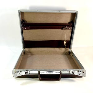 Maletín clásico Samsonite | Plástico marrón con cerradura con llave y completo con llaves | Maletín retro | 45 x 7 x 37 centímetros |