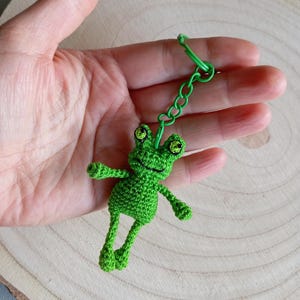 Chaveiro de sapo de crochê: pingente de bolsa amigurumi, em caixa de presente