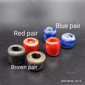 Puede incluir: Seis cuentas cilíndricas en pares de color marrón, rojo y azul. El texto "Red pair", "Blue pair" y "Brown pair" está escrito en la imagen. También se ven la fecha y la hora 2025.08.25. 22:14.