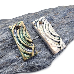 Par de colgantes de cerámica asimétrica para la fabricación de joyas decorados con patrones geométricos.