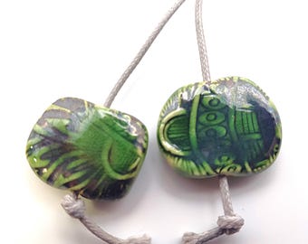 Par de colgantes de cerámica únicos para crear collares, aretes u otras joyas bohemias.