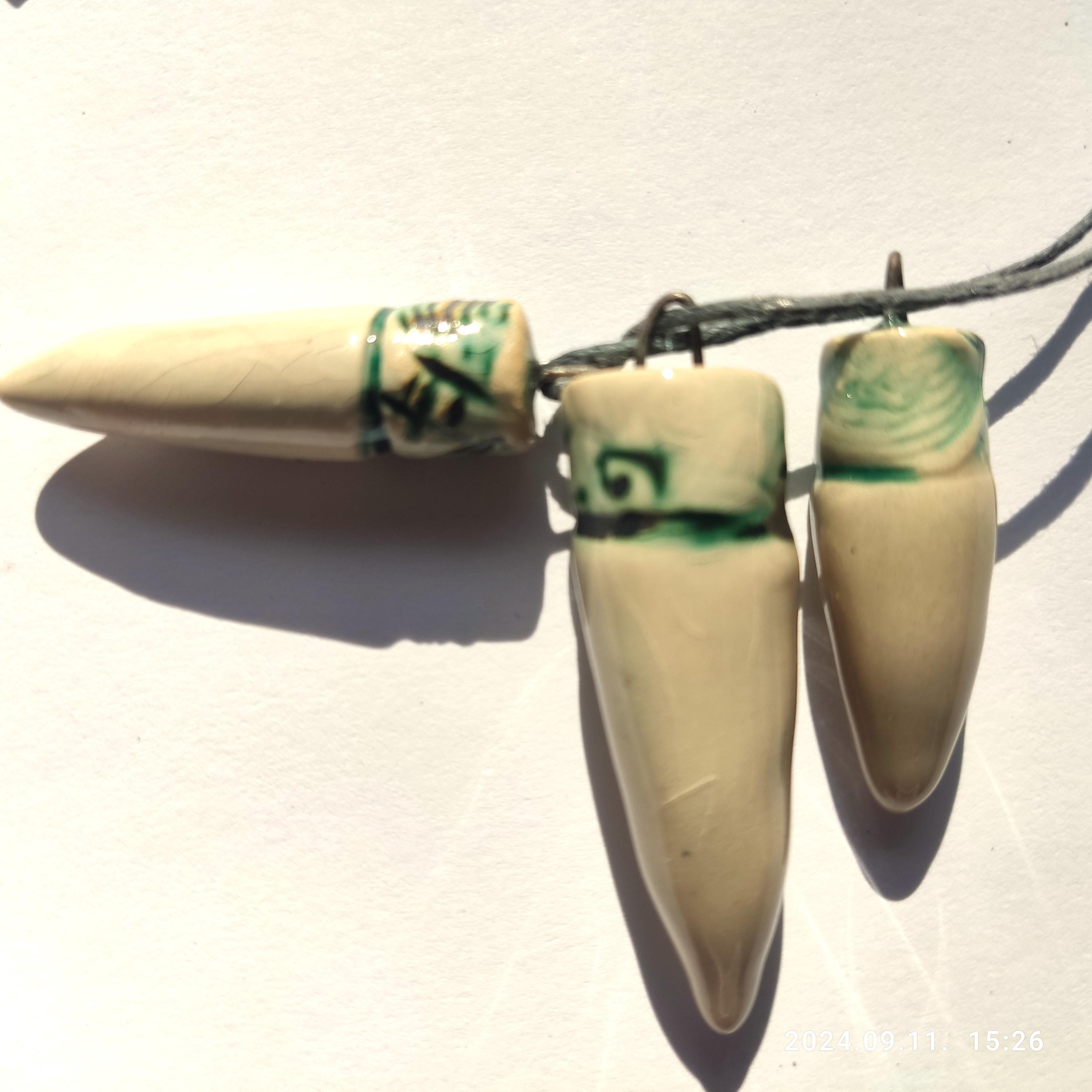Trío de colgantes de cerámica para joyería.