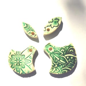Dijes colgantes de cerámica hechos a mano para la fabricación de joyas.