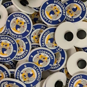 Zawieszka do butów Stockport Country FC, zawieszka do butów piłkarskich, prezent dla miłośnika futbolu, zawieszka do butów dla kibica klubu piłkarskiego, dodatek do butów, prezenty dla niego