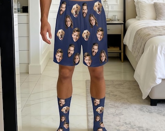 Könnte beinhalten: Dunkelblaue Shorts und passende Socken mit einem sich wiederholenden Muster aus verschiedenen menschlichen Gesichtern und einem Golden Retriever-Hundegesicht. Die Kleidungsstücke haben einen elastischen Bund und eine durchgehend dunkelblaue Farbe.