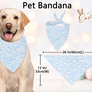 Puede incluir: Un pa&ntilde;uelo azul claro para mascotas con un estampado de conejitos blancos y texto. El pa&ntilde;uelo mide 66 cm de largo y 33 cm de ancho. Tambi&eacute;n se ven las palabras "Happy Easter". La imagen est&aacute; etiquetada como "Pet Bandana".