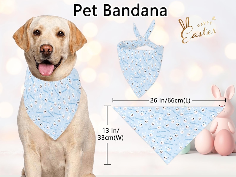 Puede incluir: Un pa&ntilde;uelo azul claro para mascotas con un estampado de conejitos blancos y texto. El pa&ntilde;uelo mide 66 cm de largo y 33 cm de ancho. Tambi&eacute;n se ven las palabras "Happy Easter". La imagen est&aacute; etiquetada como "Pet Bandana".