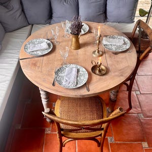 Puede incluir: Un letrero de madera rústica con la frase "Welcome to our home" en letras blancas. El letrero presenta un acabado envejecido y un diseño sencillo y acogedor.