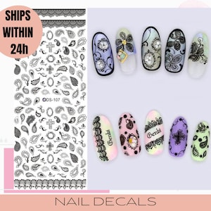 Puede incluir: Calcomanías para uñas en blanco y negro con diseños de paisley y encaje. Las calcomanías se muestran en un conjunto de uñas pintadas con diferentes colores y diseños. También se puede ver el texto "Ships Within 24h" y "Nail Decals".