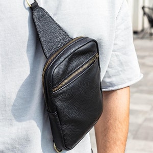 Umhängetasche 'Nexus', Schwarze Leder Umhängetasche, Brusttasche, Echtleder Sling Bag, Traveling Port, Kleiner Rucksack, Kompakte Handytasche