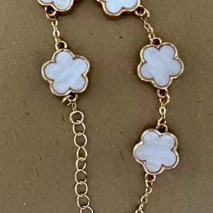 Florales, weiß-goldenes Armband