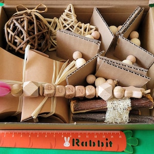 Brinquedos de enriquecimento SAFE Bunny | Corda de arremesso "BUNNY", papelão reciclado, bola de vime, madeira de macieira, mistura de raízes de dente-de-leão + pellets de feno Timothy
