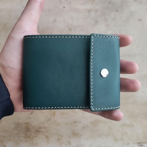 Cartera de cuero de color verde | Artesanal | Hecha en Ubrique - España