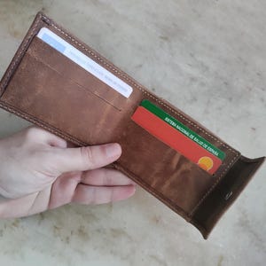 Cartera Artesanal de Cuero | Color marrón | Diseño Exclusivo con espacio para billetes, monedas y tarjetas | Hecha en Ubrique - España