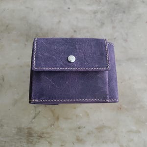 Cartera Artesanal de Cuero en color morado | Exclusividad y tradición | Hecha a mano en Ubrique - España