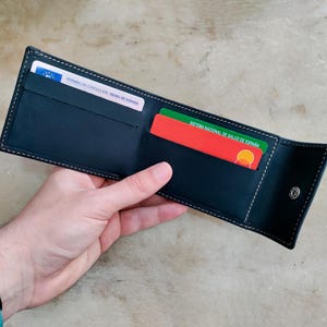Cartera de cuero de color azul con bolsillo independiente para monedas y espacio para tarjetas y billetes | Diseño único | Hecha en Ubrique