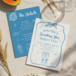 Op de afbeelding: Twee uitnodigingskaarten met blauwe tekst en illustraties, een met de tekst "The Details" en de andere met "Amelia's Something Blue Before 'I Do". Een halve papaja en een glas zijn ook zichtbaar.