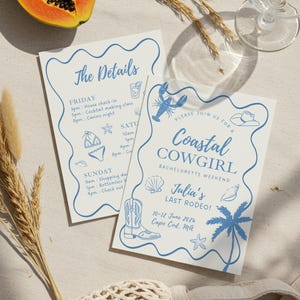 Könnte beinhalten: Zwei Einladungskarten mit blauem Text und Illustrationen für ein Junggesellinnenabschieds-Wochenende. Auf einer Karte steht "Coastal Cowgirl" und auf der anderen sind die Veranstaltungsdetails aufgeführt. Eine halbe Papaya, Weizenähren und ein Weinglas sind ebenfalls im Bild.