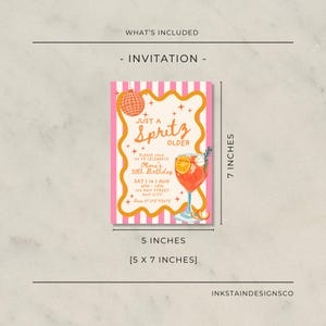 Op de afbeelding: Een rechthoekige uitnodigingskaart, 12,7 x 17,8 cm, met een roze en wit gestreepte rand. De kaart bevat de tekst "Just a Spritz Older" en details voor een 30e verjaardagsviering, inclusief een cocktailillustratie.