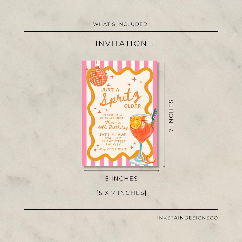Op de afbeelding: Een rechthoekige uitnodigingskaart, 12,7 x 17,8 cm, met een roze en wit gestreepte rand. De kaart bevat de tekst "Just a Spritz Older" en details voor een 30e verjaardagsviering, inclusief een cocktailillustratie.
