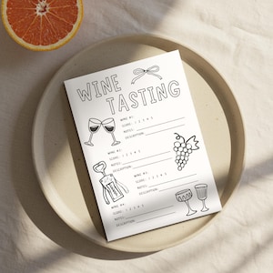 Puede incluir: Una hoja blanca de cata de vinos con dibujos lineales negros de copas de vino, un sacacorchos y uvas. Las palabras "WINE TASTING" están en la parte superior. La hoja está sobre un plato beige con una rodaja de naranja en el fondo.