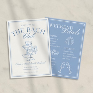 Peut inclure: Deux cartons d'invitation bleu clair et blanc. Le premier carton dit "WELCOME TO THE BACH Club" avec un dessin de cocktails. Le second carton dit "WEEKEND Details" avec un graphique de boule disco. Le texte comprend les détails de l'événement.