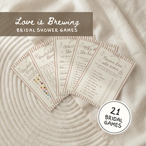 Può includere: Un set di carte da gioco per addio al nubilato con un design a tema caffè, che include titoli come Bridal Emoji, Bridal Shower Bingo, Advice for the Bride, Who Knows the Bride Best e Never Have I Ever, con un'etichetta 21 Bridal Games.