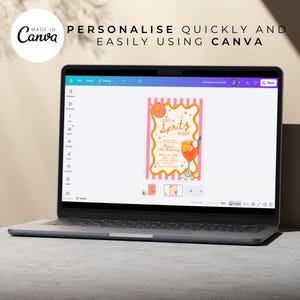 Op de afbeelding: Een laptop toont een verjaardagsuitnodiging. De uitnodiging heeft een roze en oranje kleurenschema met de tekst "Just a Spritz Older". Het Canva-logo staat linksboven, met de tekst "Personaliseer snel en gemakkelijk met Canva."