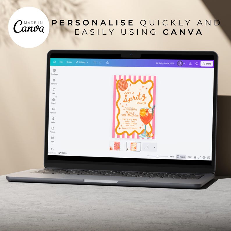 Op de afbeelding: Een laptop toont een verjaardagsuitnodiging. De uitnodiging heeft een roze en oranje kleurenschema met de tekst "Just a Spritz Older". Het Canva-logo staat linksboven, met de tekst "Personaliseer snel en gemakkelijk met Canva."
