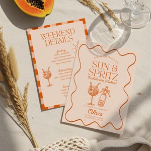 Könnte beinhalten: Zwei pfirsichfarbene Einladungskarten mit orangefarbenen Akzenten und Text für ein Junggesellinnenabschiedswochenende. Die Karten sind mit Illustrationen von Cocktails und einer Flasche verziert. Eine halbe Papaya und ein Glas sind ebenfalls sichtbar.